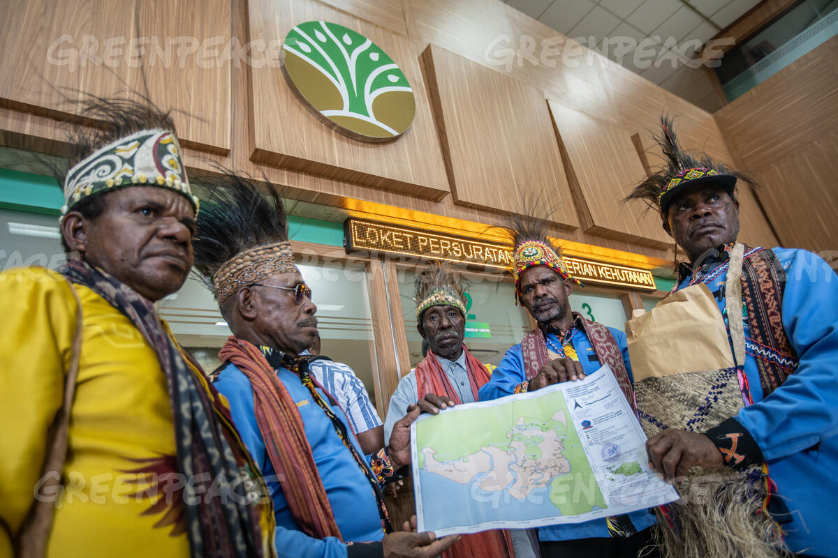 Suku Tehit asli Papua dari kawasan Knasaimos di Selatan Sorong, Papua Barat Daya, datang ke Jakarta untuk menyerahkan surat kepada kantor Kementerian Kehutanan guna mengakui hutan mereka sebagai hutan adat. Foto: Greenpeace, Jurnasyanto Sukarno,